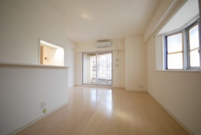 Living and room. Large bright room with windows.