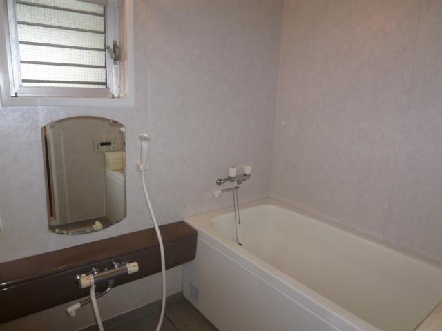 Bathroom. Local (12 May 2013) Shooting