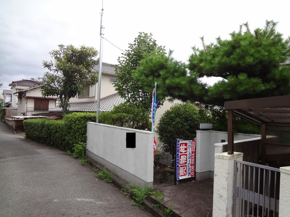Local photos, including front road. Front road and the relevant property