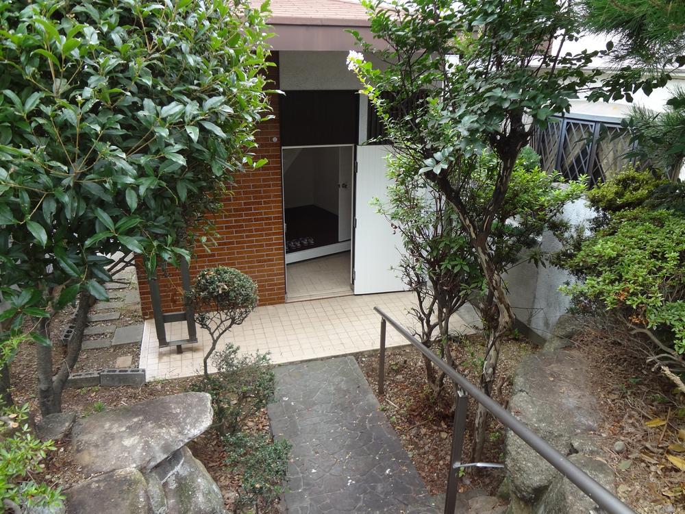 Entrance. Green is rich.