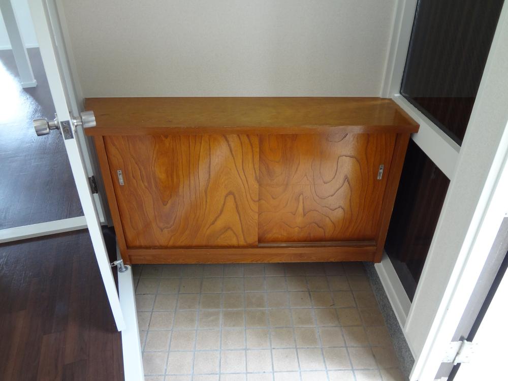 Entrance. Entrance storage