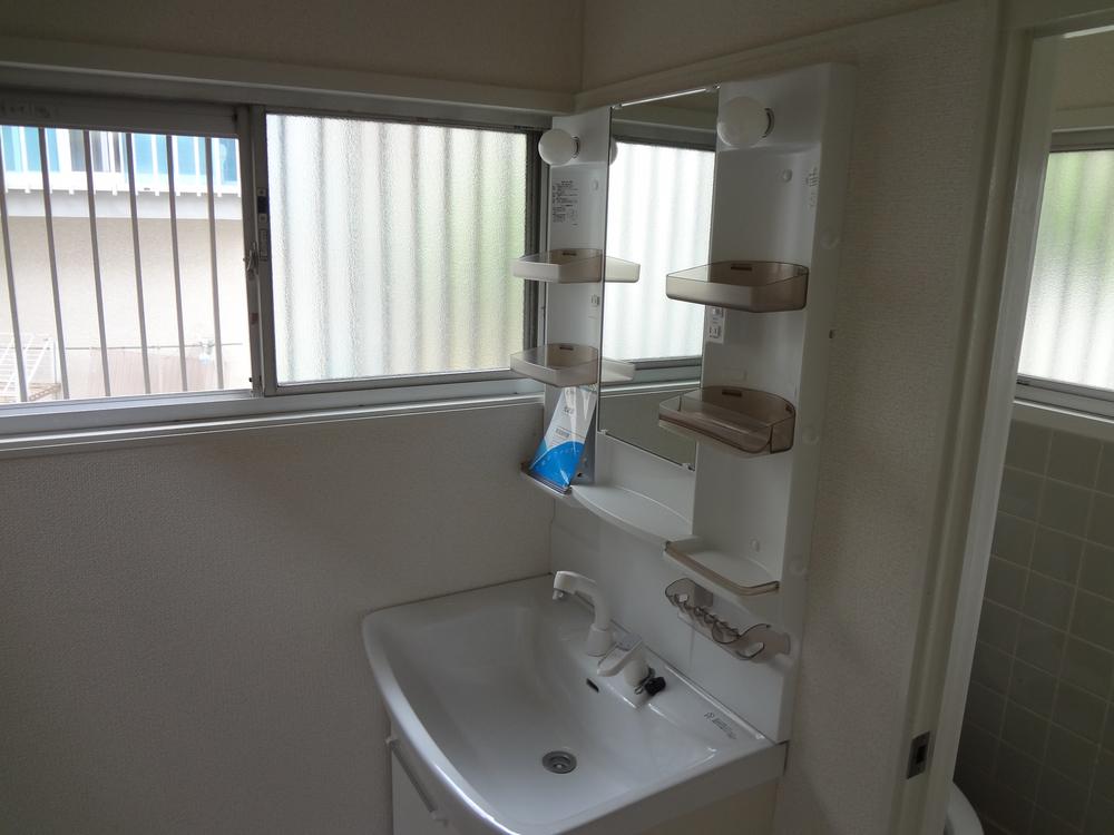 Wash basin, toilet. We swapped also wash basin.