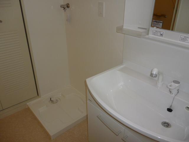 Wash basin, toilet. bathroom