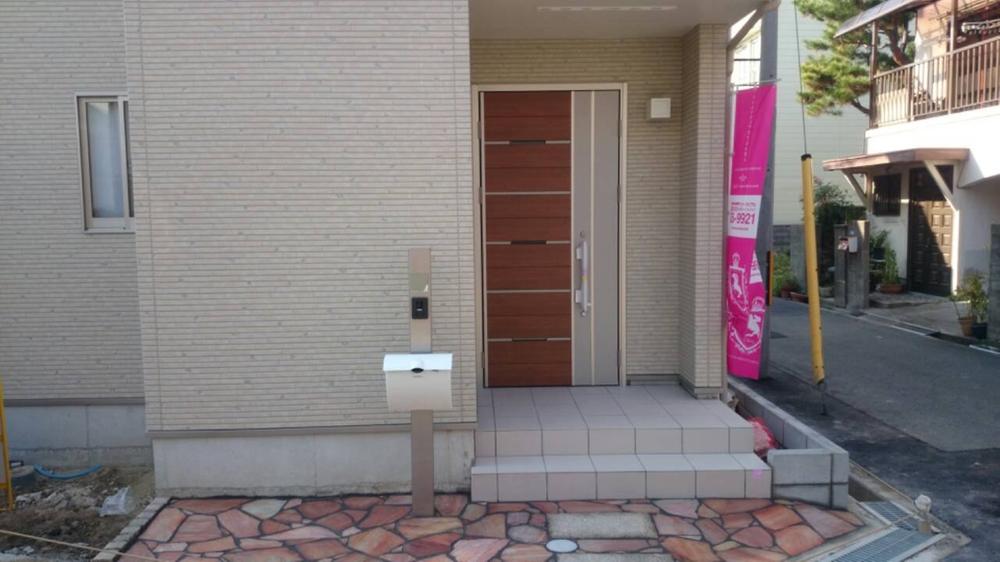 Local appearance photo. Beautiful entrance