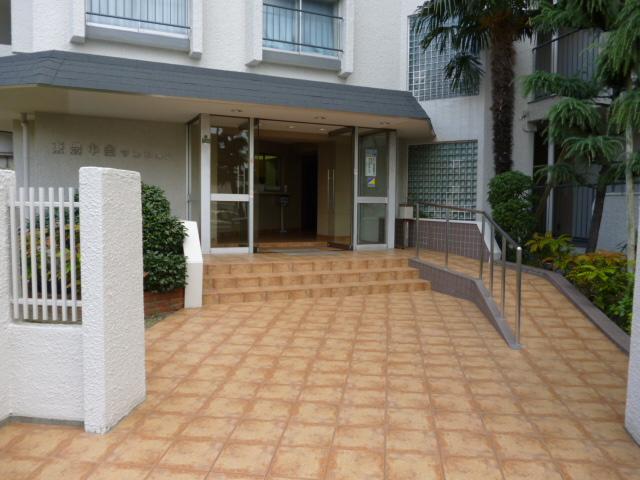 Entrance. Common areas