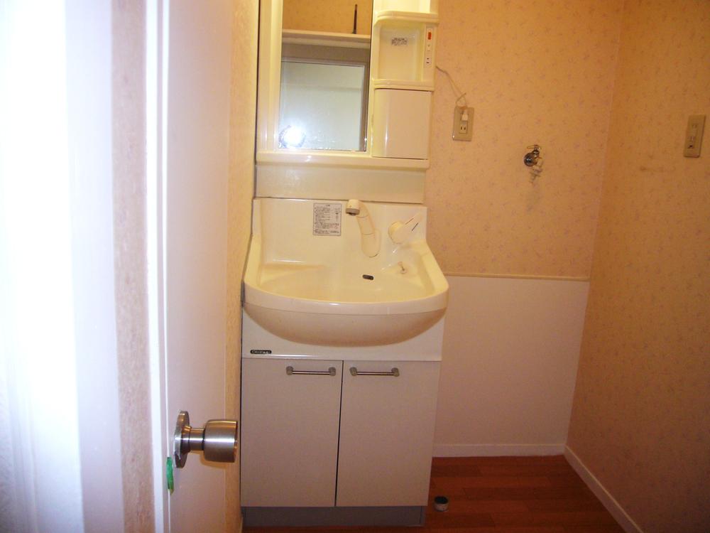 Wash basin, toilet