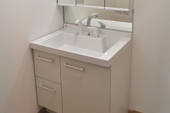 Wash basin, toilet. Room (August 2013) Shooting