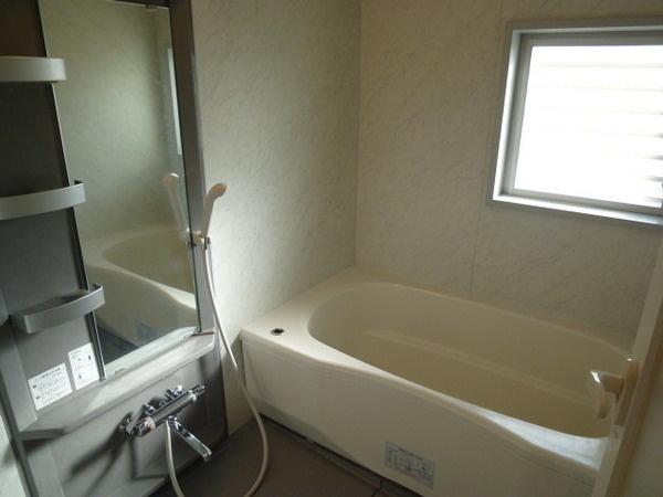 Bathroom. ◆ The bathroom is is equipped with a window