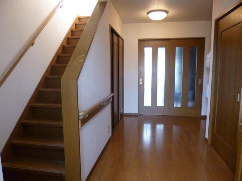 Entrance. Local (12 May 2013) Shooting Spacious entrance hall