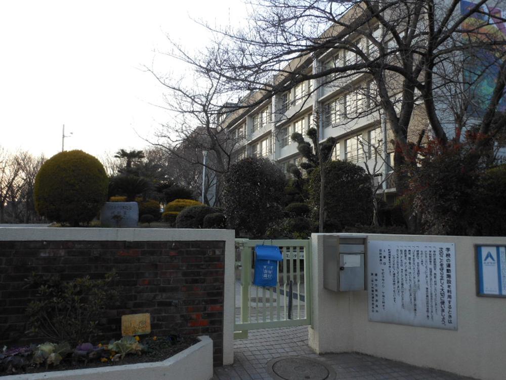 Junior high school. Toyonaka 500m to stand second junior high school