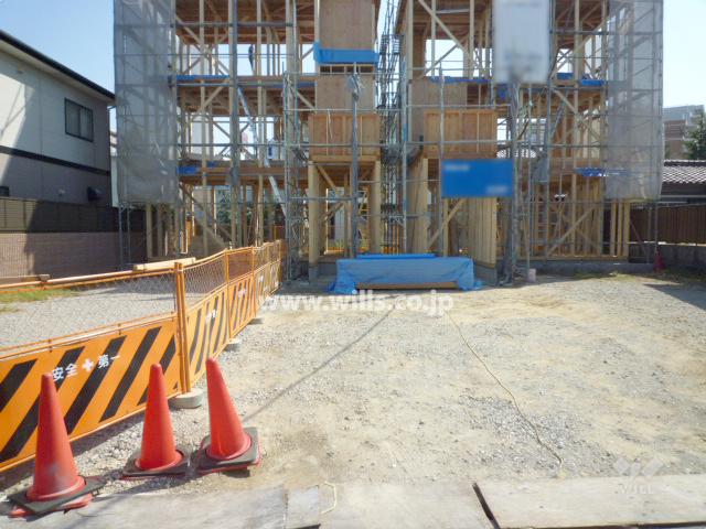 Parking lot. Parking spaces column two is possible in the alley-like site part!