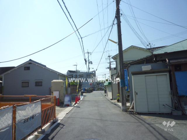 Local photos, including front road. Property of the north front of the road (from the east)