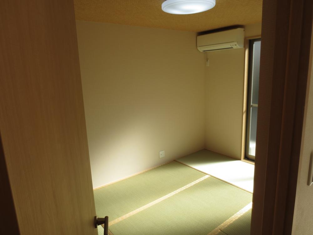 Non-living room. Day is good in the room.