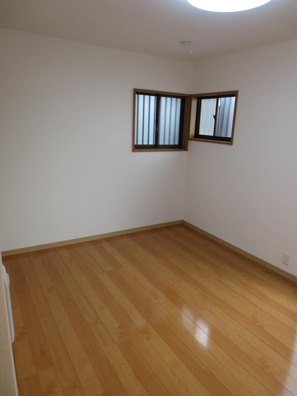 Non-living room. Flooring is also re-covered already.