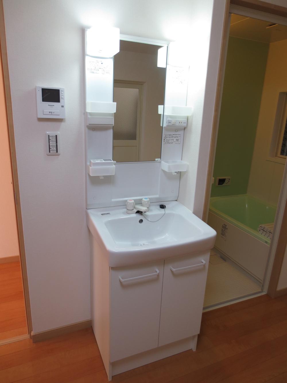 Wash basin, toilet. It is the washstand.