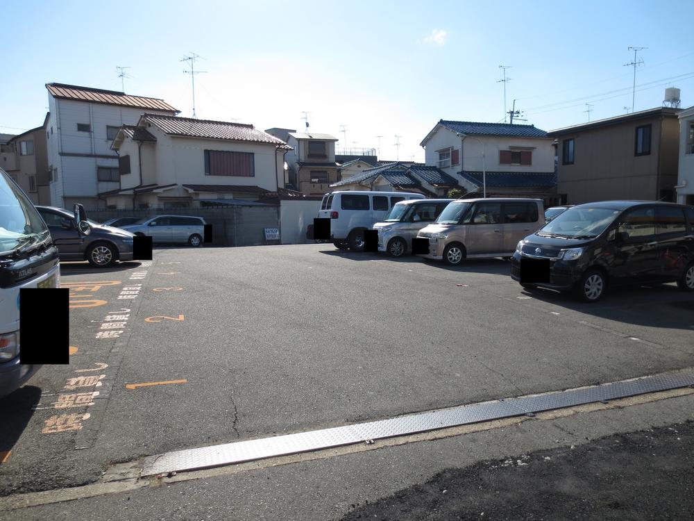 Parking lot. Although there is no parking, It is also possible that if you use here so close.