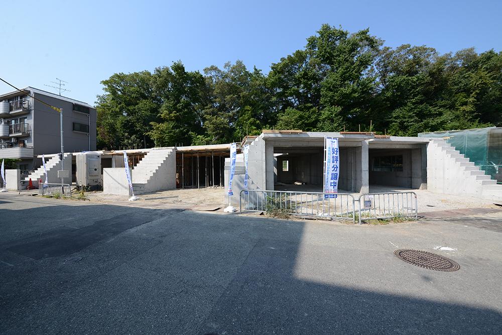 Local photos, including front road. Box garage