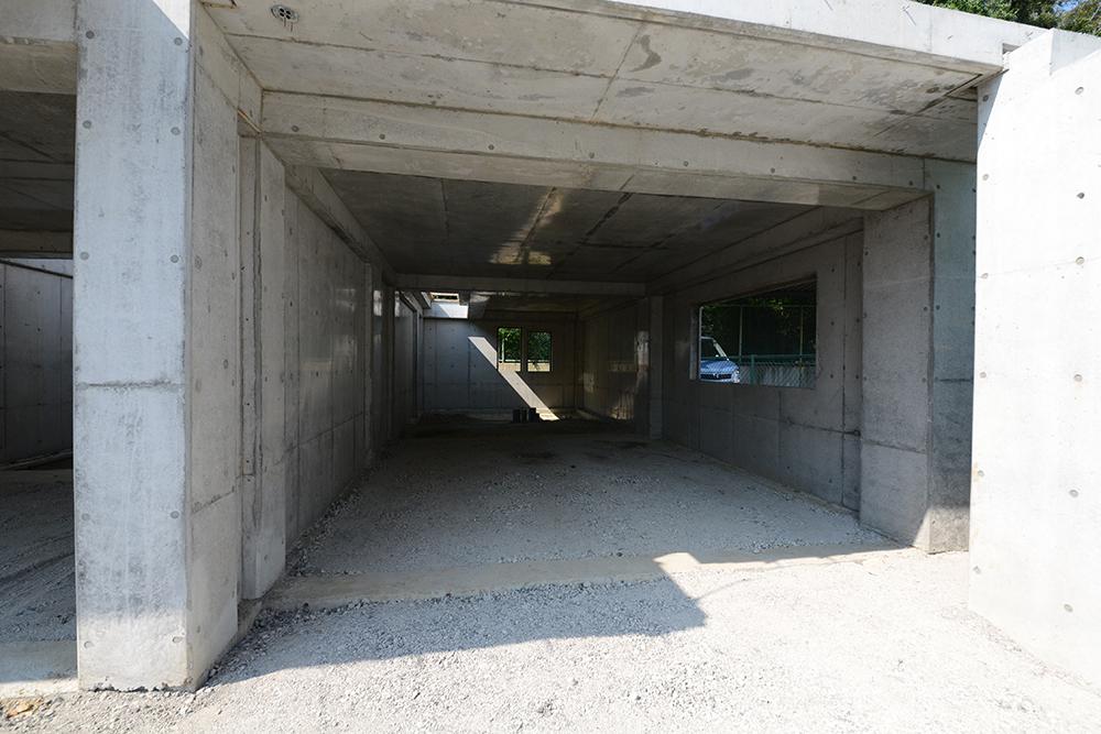 Local appearance photo. Box garage