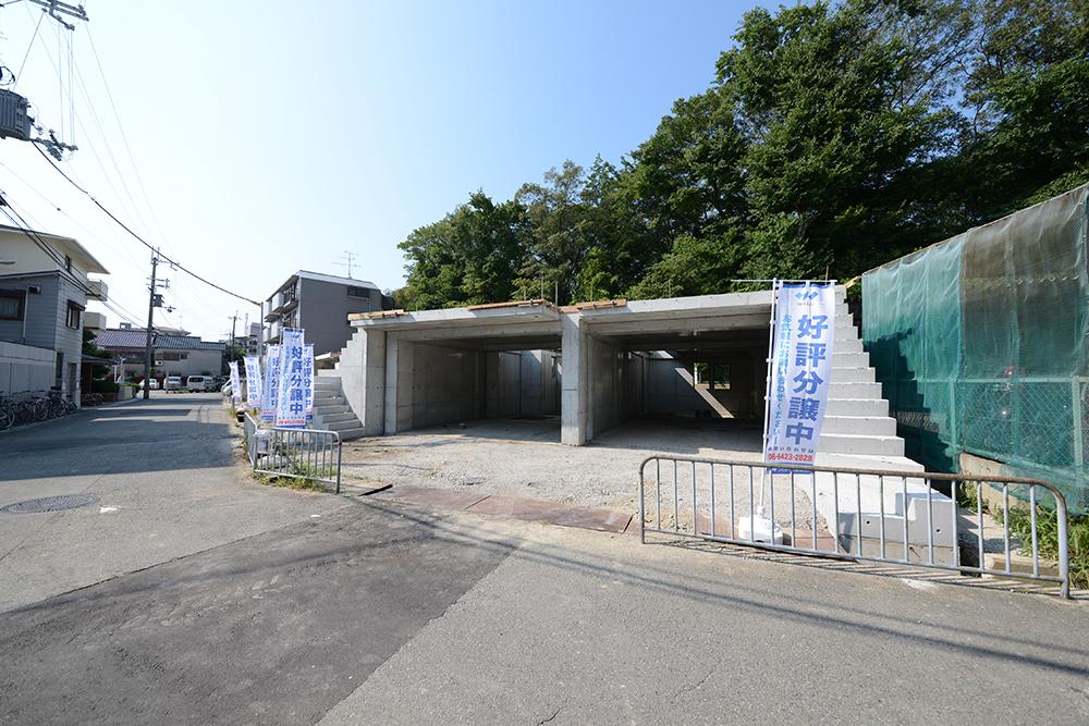 Local photos, including front road. Box garage and front road