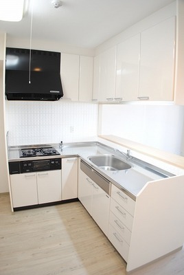 Kitchen. L-shaped system counter kitchen.
