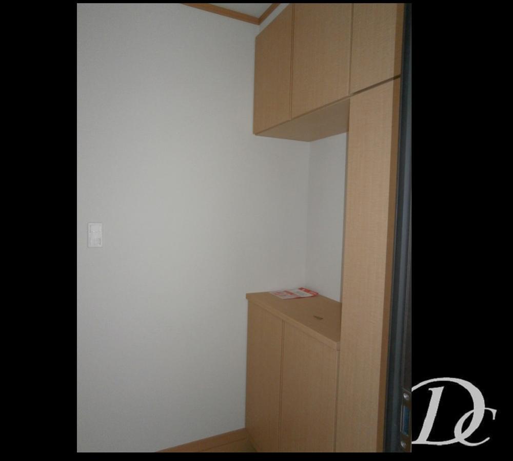 Entrance. 1 Building Entrance