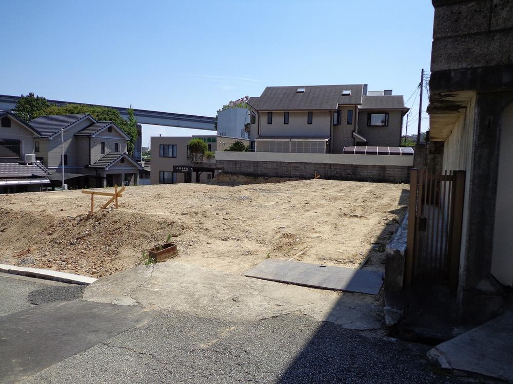 Local photos, including front road. Shooting from the north