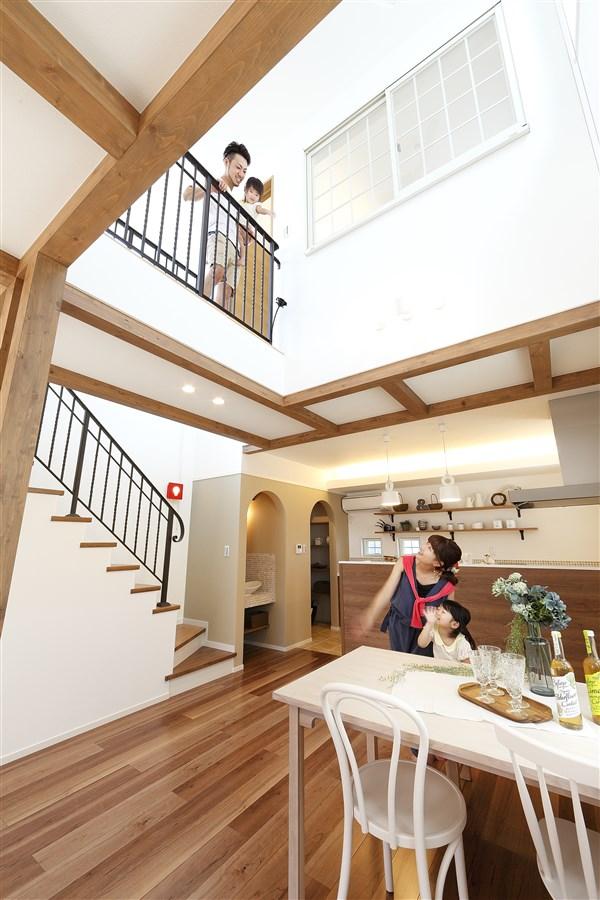 Living. Stairwell from the second floor dining to the third floor. From the third floor of the passage and rooms, Along with the presence of the family in the dining and living room can be felt, Atrium has become a lighting source. A fan on the ceiling so that the warm air is not Shimawa away to top