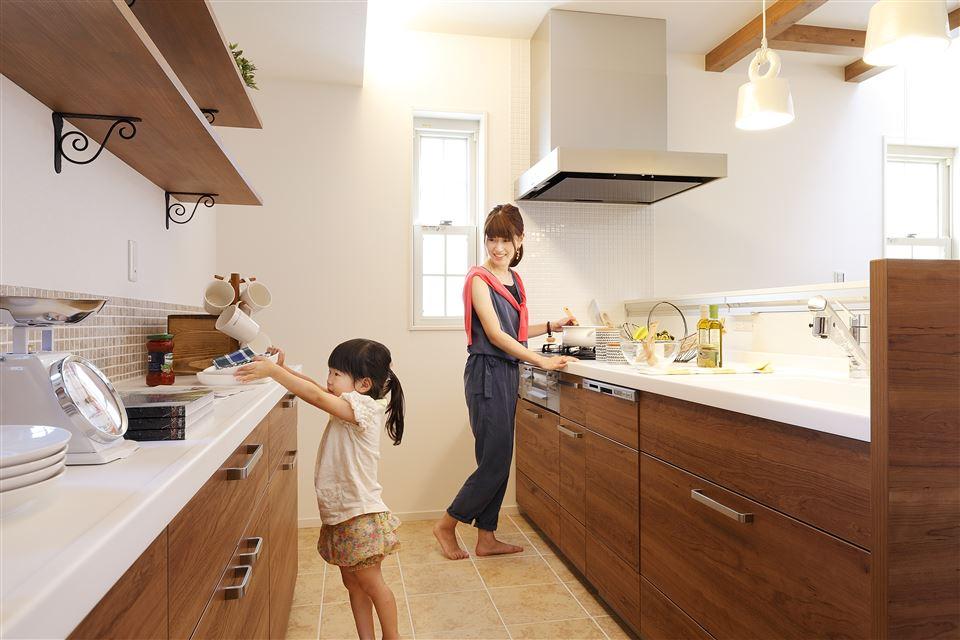 Kitchen. Because the views from the kitchen to the living-dining, Relieved to be Mekubari also to how the children. Build shelves of cafe wind, Fashionable in storage show.