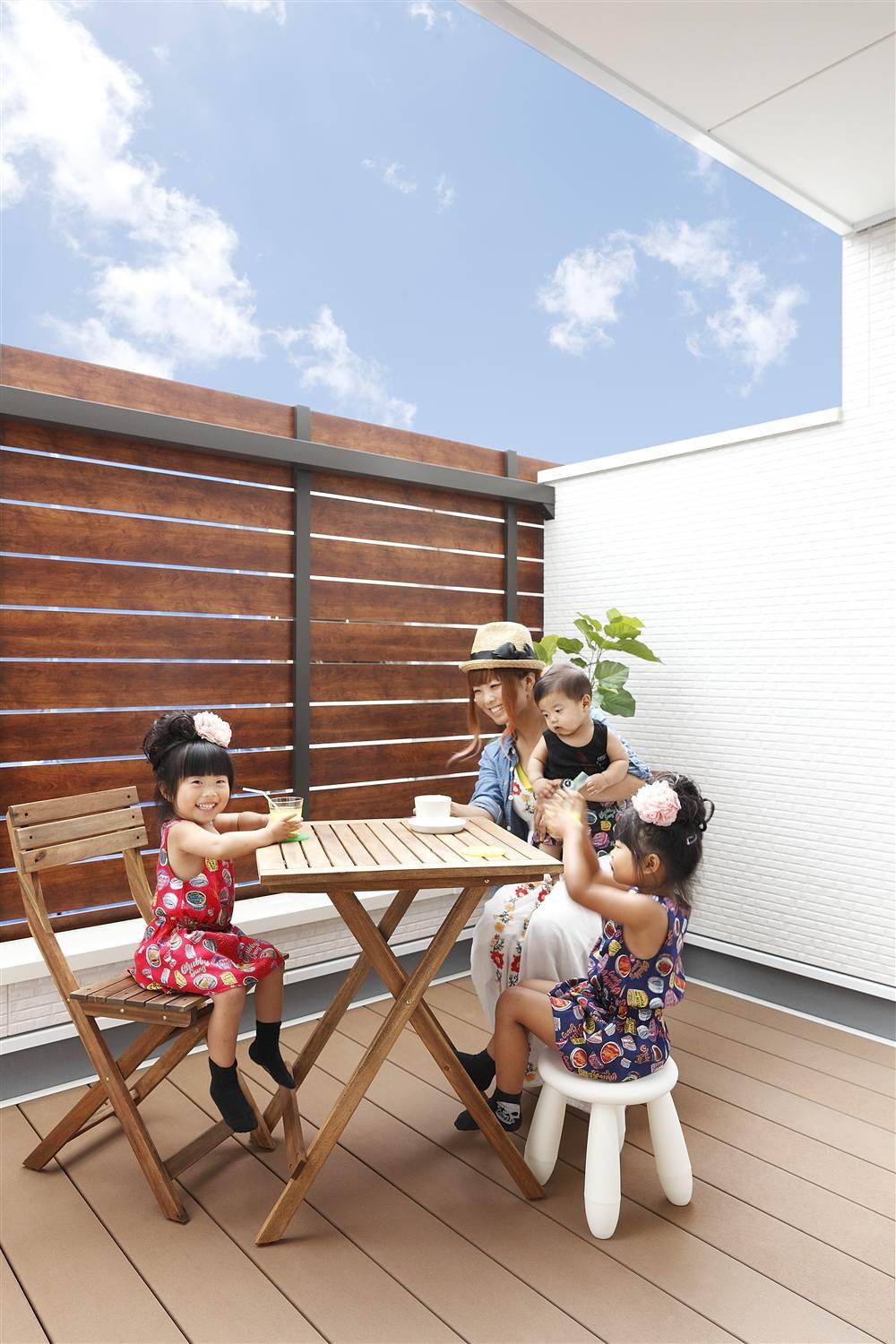 Balcony. Since the balcony section that leads from the LDK is a slightly protruding space than outer wall, Spacious open at 6.2 Pledge. Cosmetic grid to block the view from the surrounding, Use the cherry wood so as not to feel a feeling of pressure. Also the role of the accent of the high degree of perfection appearance