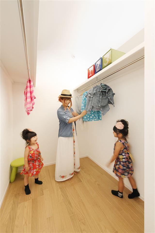 Other introspection. Walk-in cloakroom in the main bedroom is enough to study space large capacity. Also easy storage such as this, if the whole family of clothing and timing of home appliances that do not use. When viewed from the outside, You design has become in the main bedroom there is a pop small room.