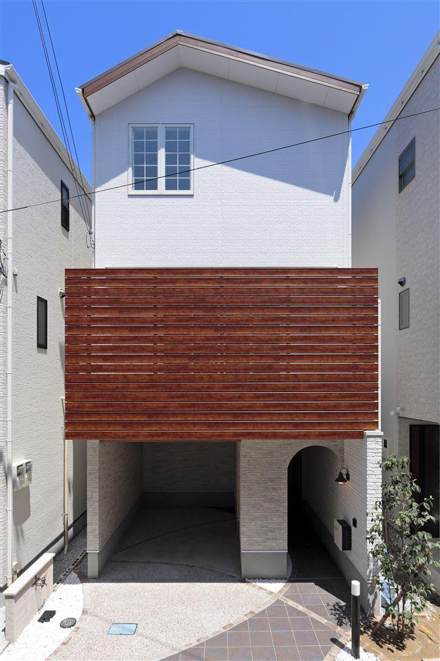 Local photos, including front road. Three-story wooden building. On the first floor garage part is 2.7m width, You can relax parking. Cosmetic grid of slightly protruding balcony than the outer wall using a cherry-wood, It also becomes the accent of appearance.