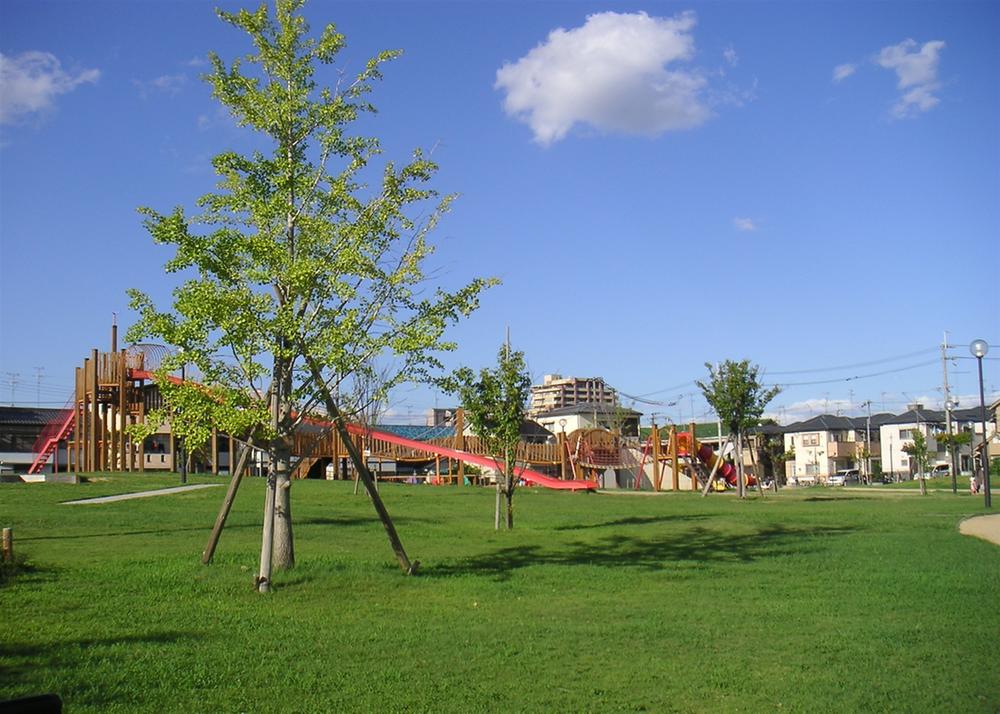 park. Petting 300m to green space  [Walk about 4 minutes] Beautifully landscaped park in the two zones of play equipment Square and green square in large site. Large playground equipment three slide has become in one piece is, Both enjoy popular adult children!