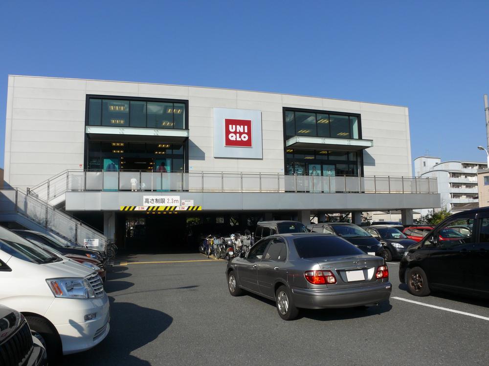Shopping centre. 240m to UNIQLO Toyonaka Hattori shop  [3-minute walk] It is what you want to wear in everyday, Uniqlo to enter the hand at a relatively affordable price. If walking this distance, It is also safe day full purchased.