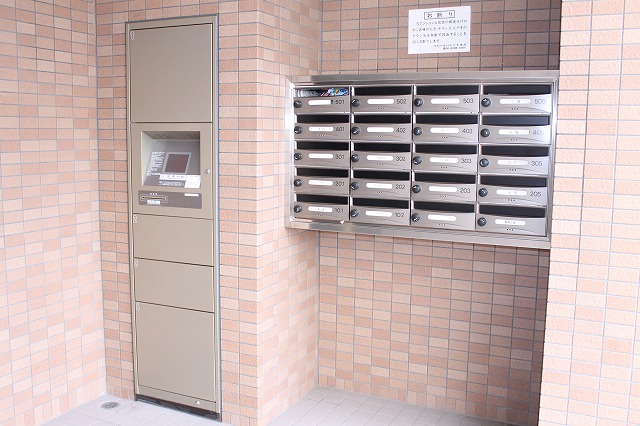 Entrance. Delivery Box