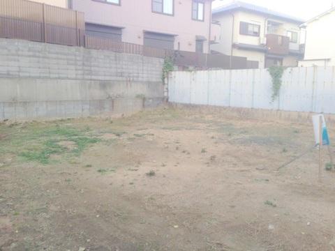 Local photos, including front road. Current situation is a vacant lot. 45.24 is a great land of square meters.