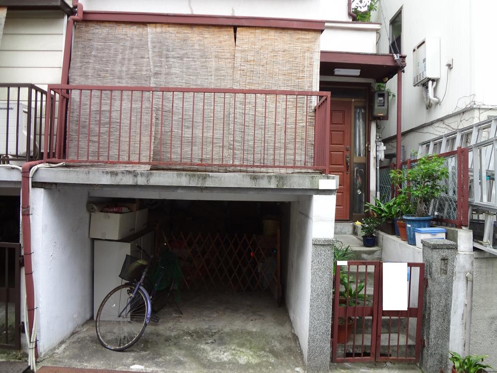 Parking lot. Garage Partial