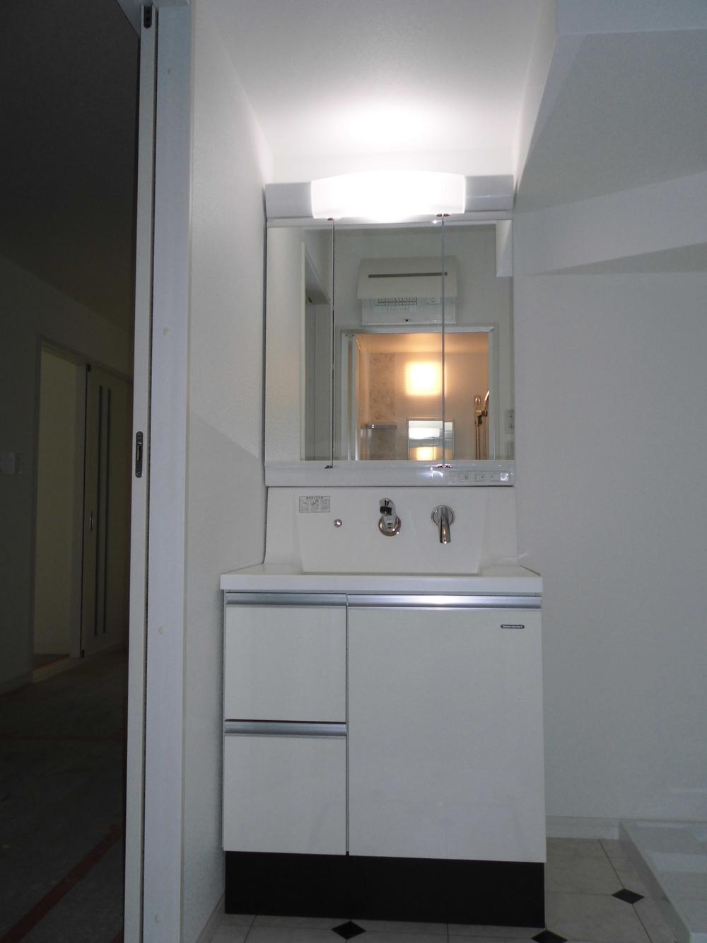 Wash basin, toilet. Indoor (10 May 2013) Shooting