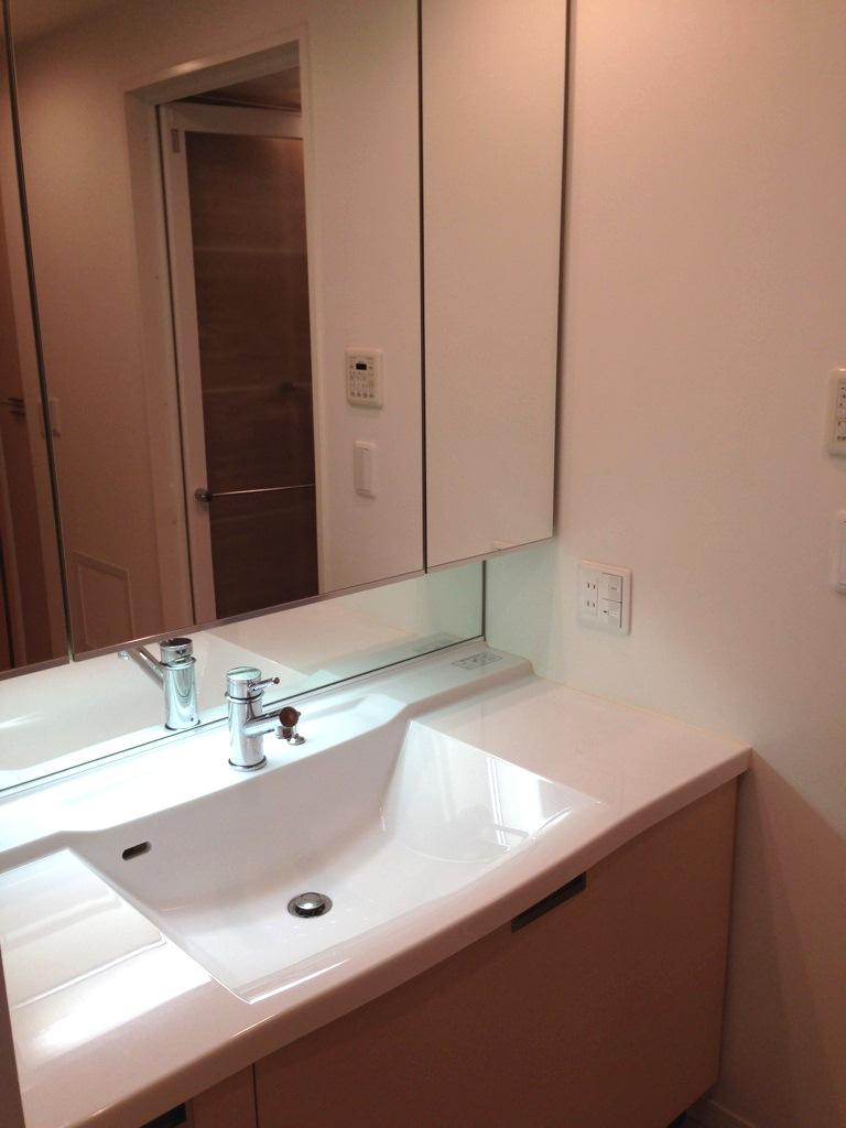 Wash basin, toilet. Wash basin (October 2013) Shooting