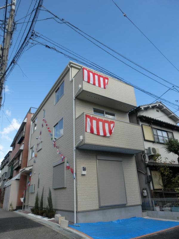 Local photos, including front road. South balcony