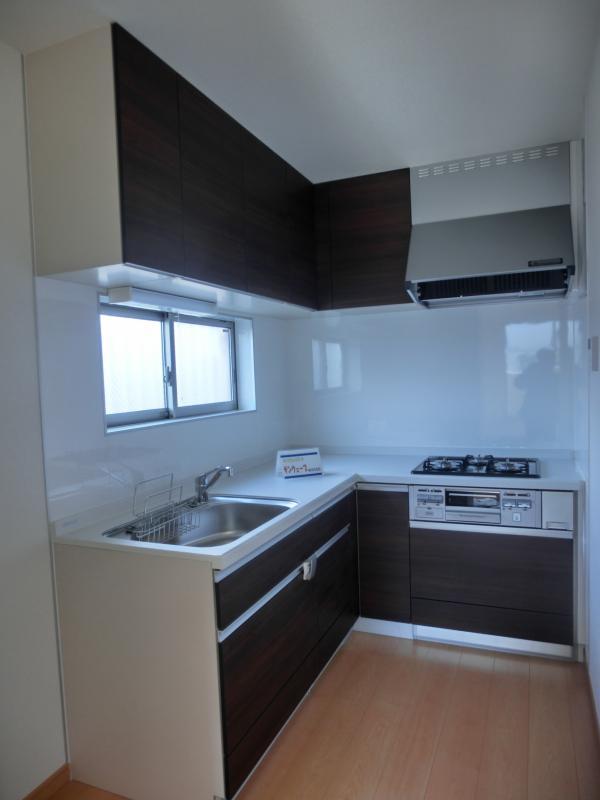 Kitchen. Easy-to-use nice L-shaped kitchen!