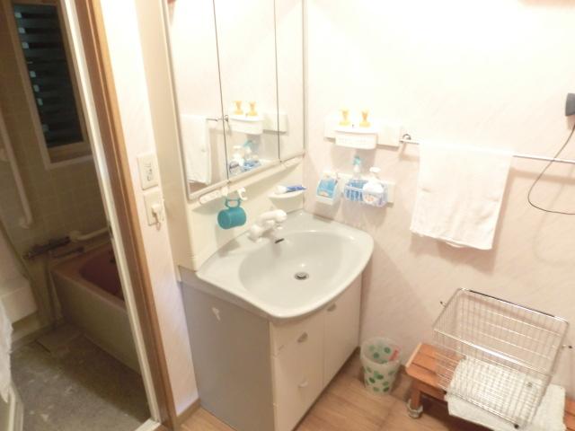 Wash basin, toilet. Indoor (12 May 2013) Shooting