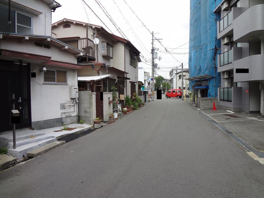 Local photos, including front road. It is a photograph of the front road. 