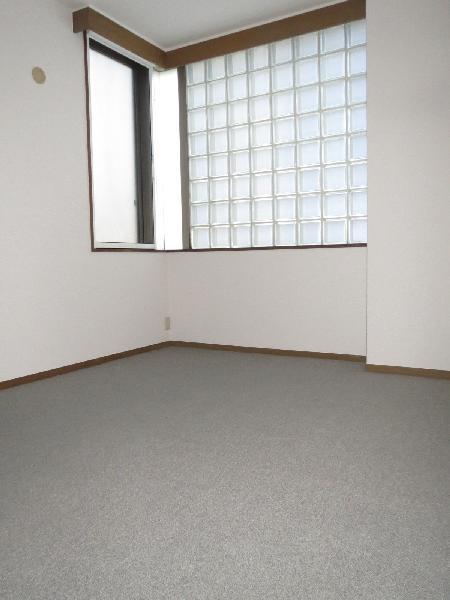 Other room space. Western-style middle