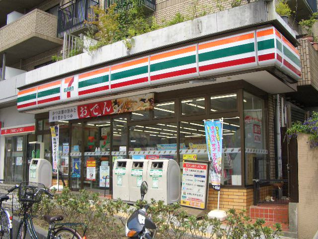 Convenience store. Seven-Eleven Toyonaka Sonehigashino Machiten up (convenience store) 305m