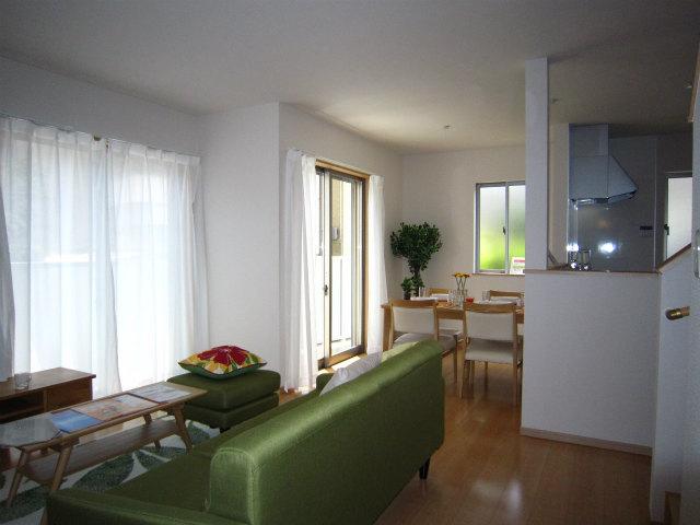 Living. Bright LDK. Ventilation is also good