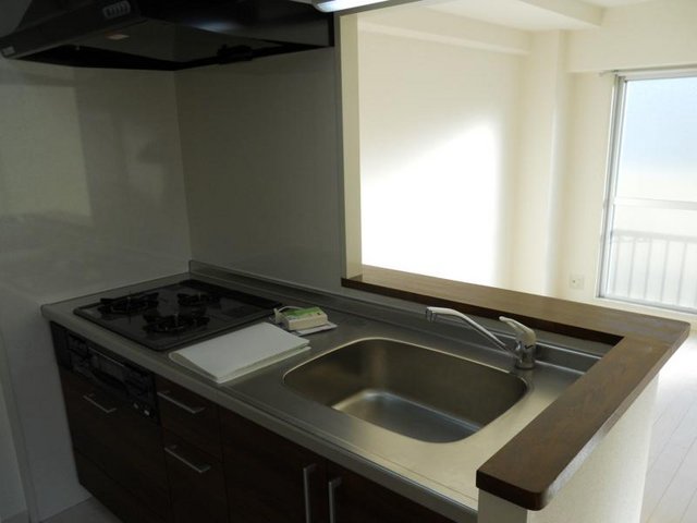 Kitchen. Must-see 3-burner stove to favorite dishes people!