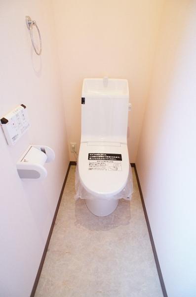 Toilet. toilet, 1F ・ There to 2F. Toilet is equipped with Washlet.