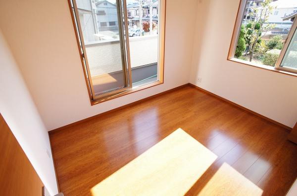 Non-living room. Western-style (bright Western-style of all rooms two-sided lighting. )