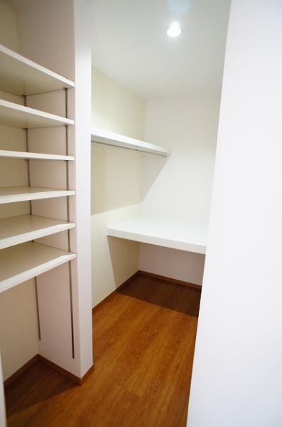 Receipt. WIC (the walk-in closet) storage capacity, There is a self-confidence.