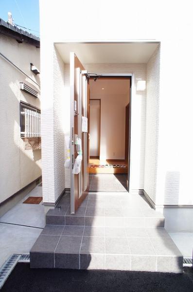 Entrance. Spacious entrance (is there housed two locations at the door)